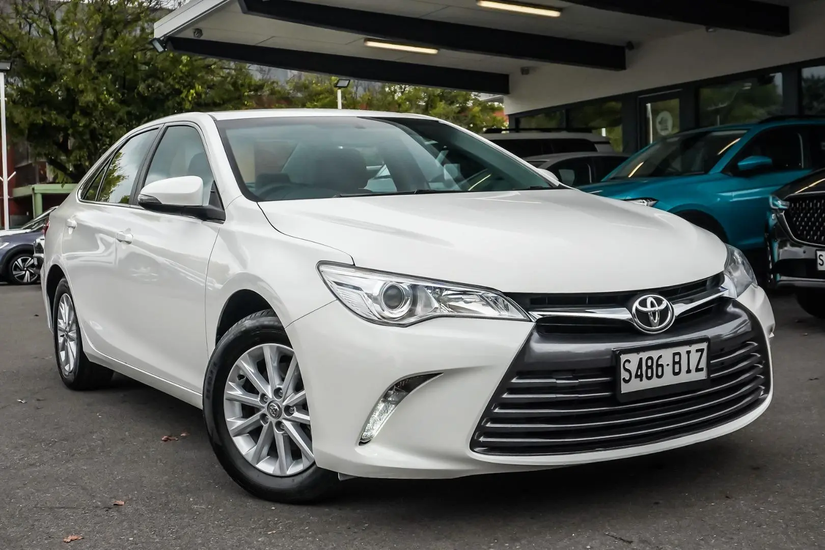 2015 Toyota Camry Gallery Image 2