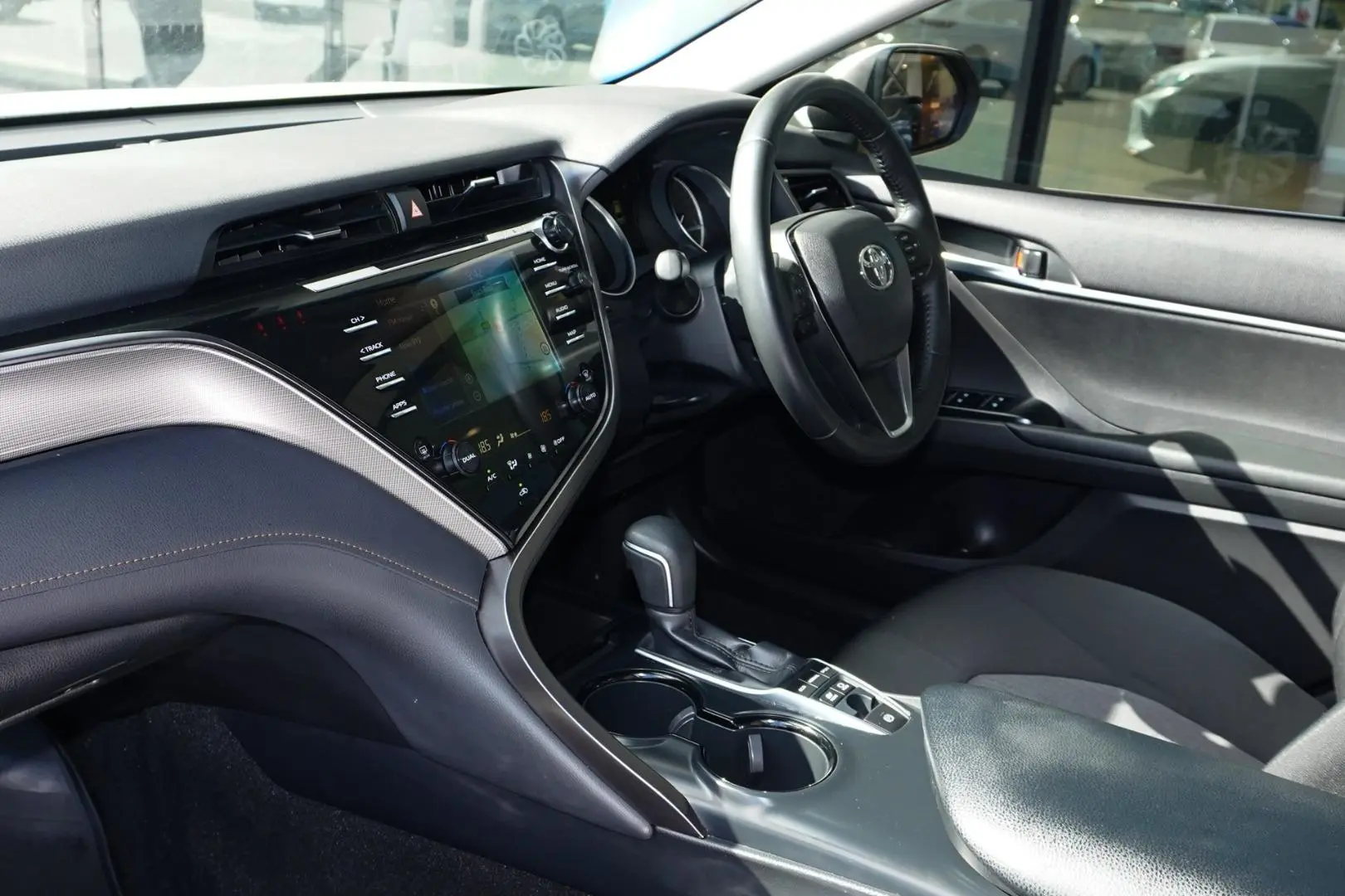 2019 Toyota Camry Gallery Image 10