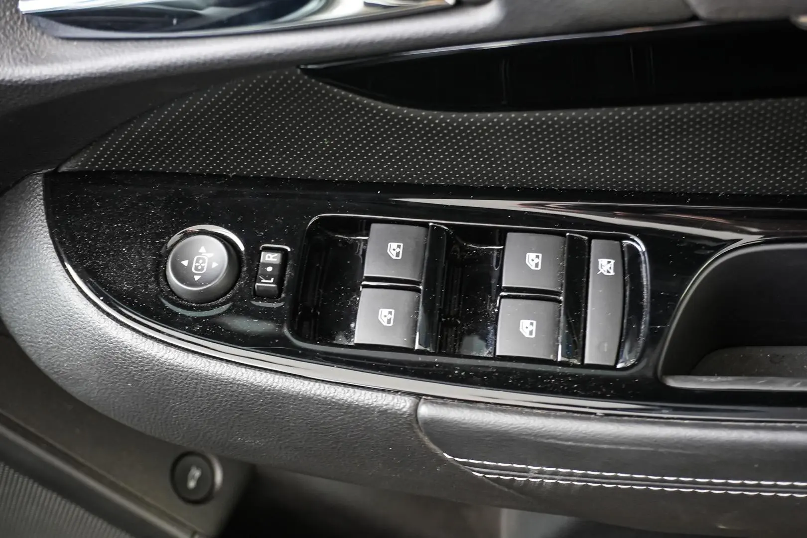 2017 Holden Commodore Gallery Image 19