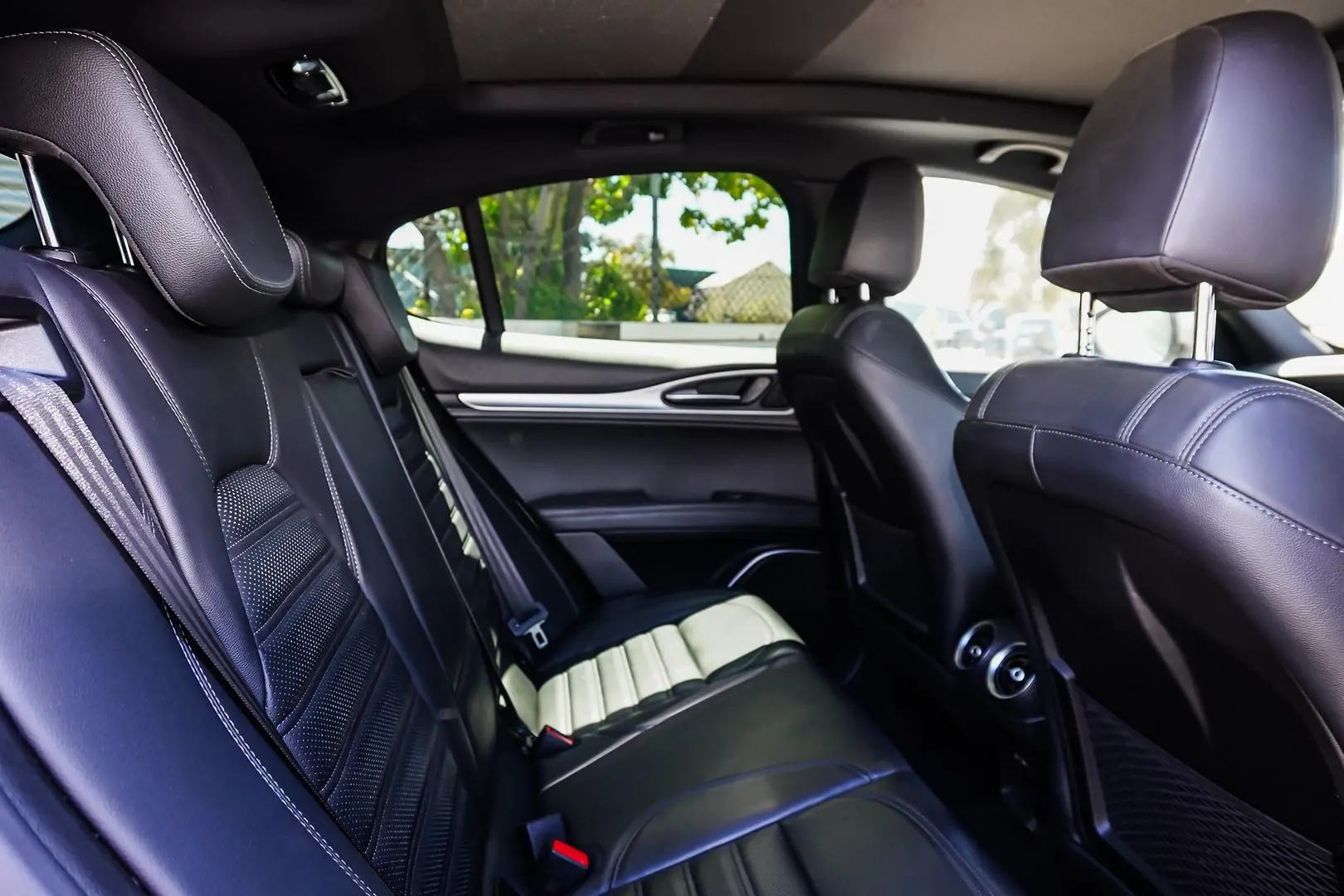 2018 Alfa Romeo Stelvio Gallery Image 8