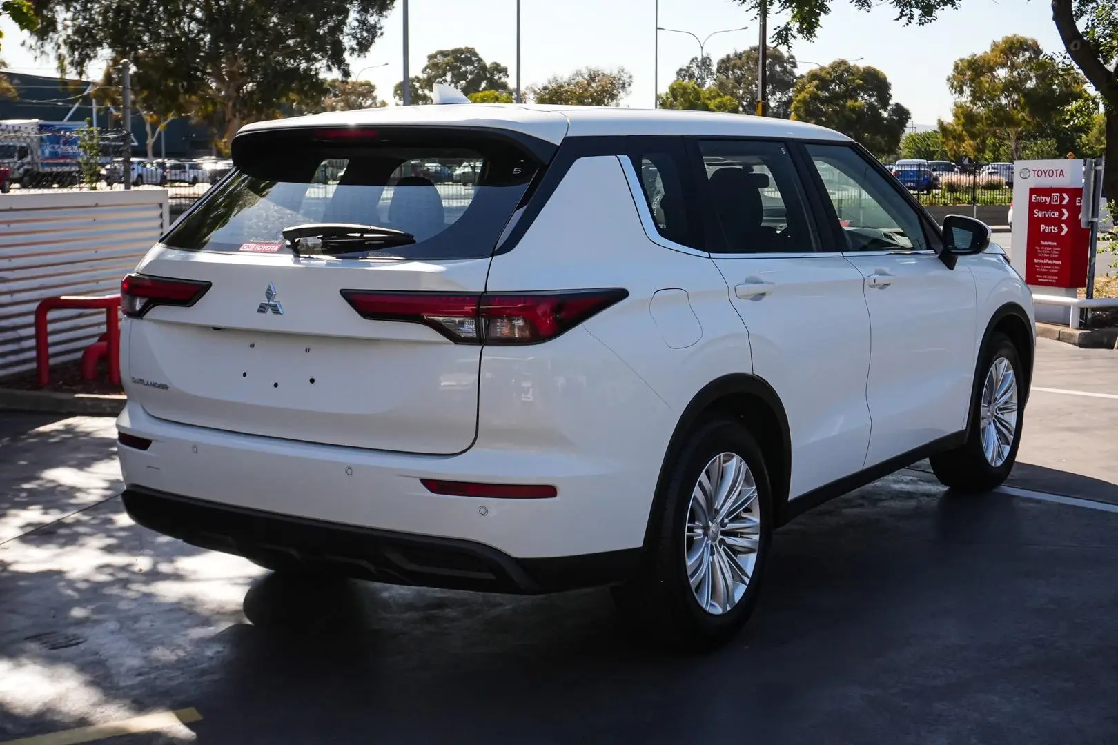 2024 Mitsubishi Outlander Gallery Image 2