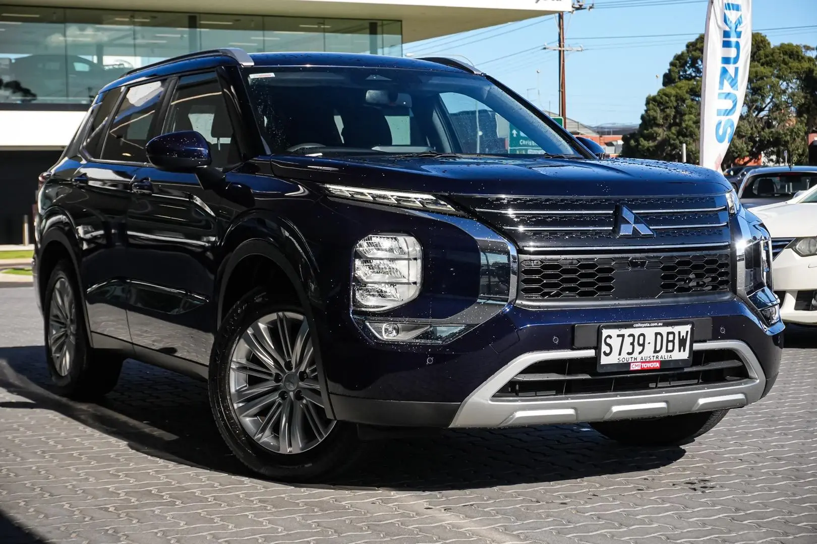 2022 Mitsubishi Outlander Gallery Image 2