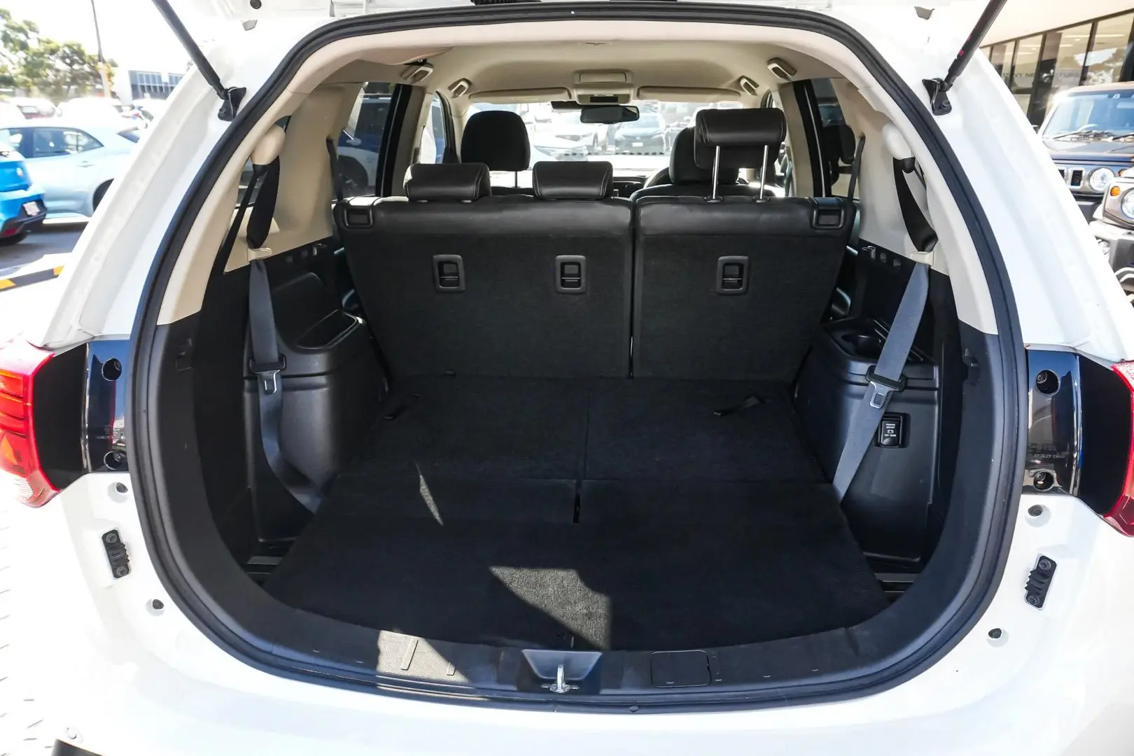 2019 Mitsubishi Outlander Gallery Image 11