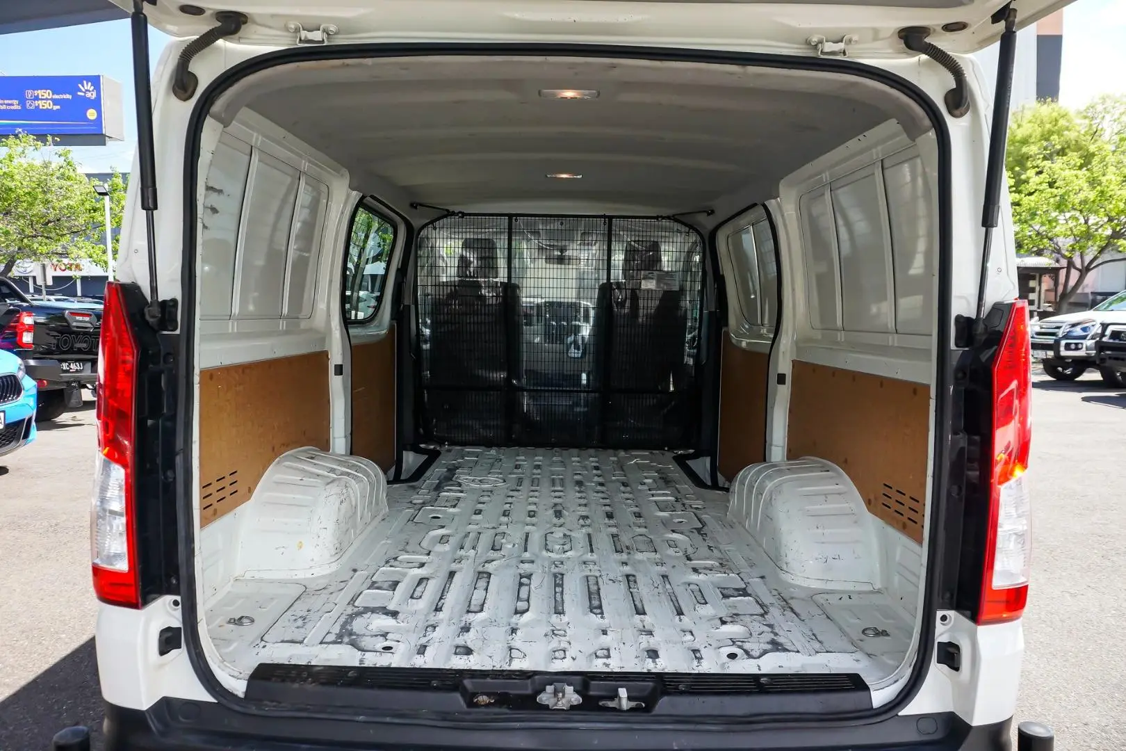2021 Toyota Hiace Gallery Image 8