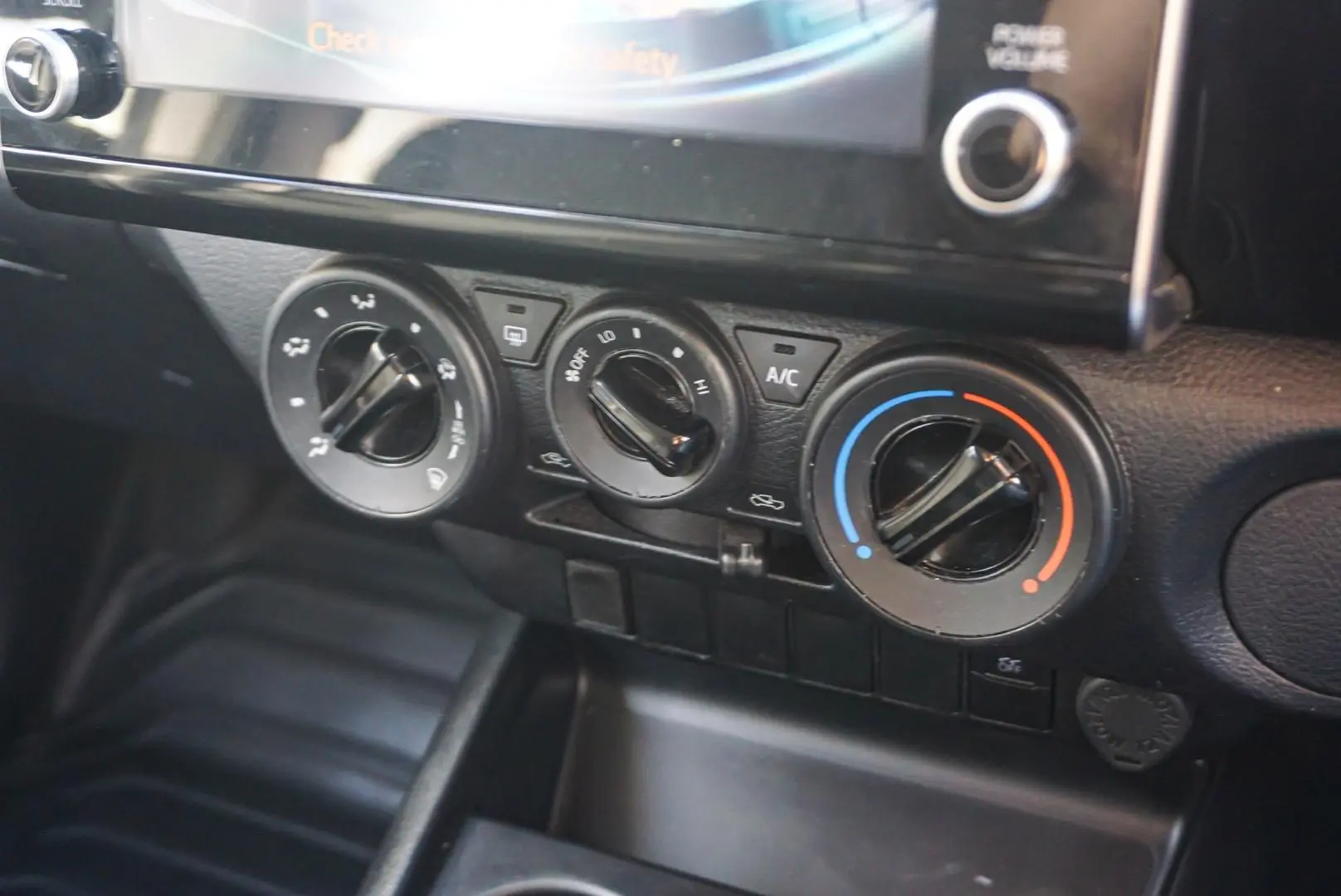 2020 Toyota Hilux Gallery Image 23