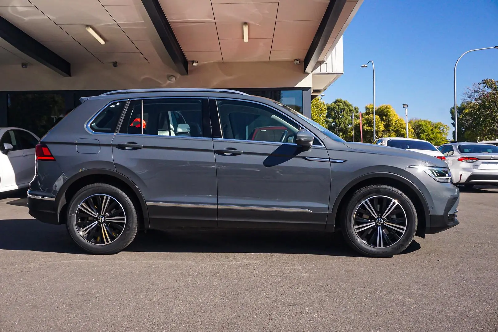 2022 Volkswagen Tiguan Gallery Image 3