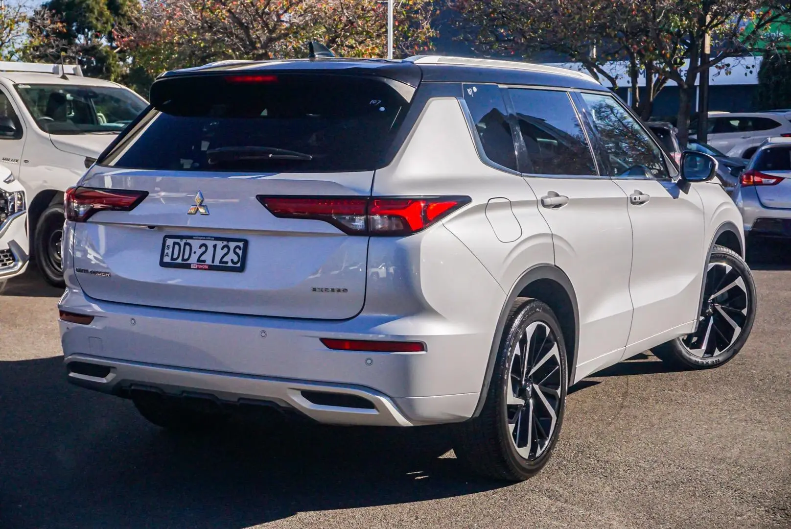 2022 Mitsubishi Outlander Gallery Image 2