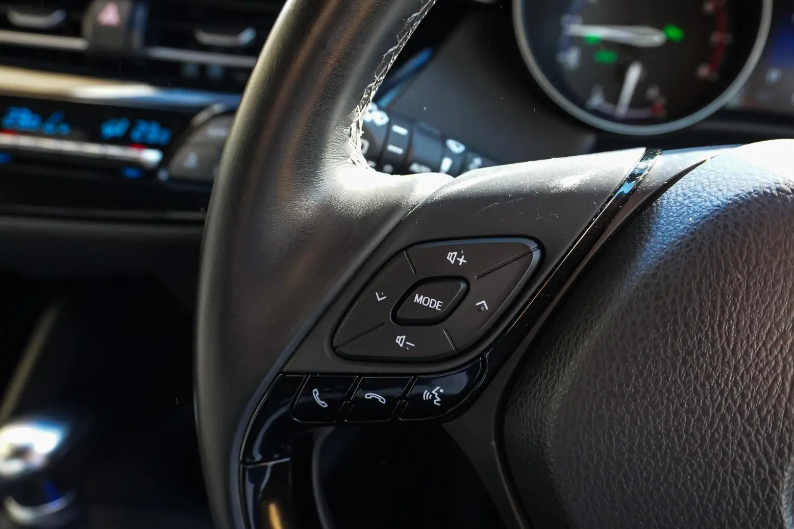2018 Toyota C-HR Gallery Image 20