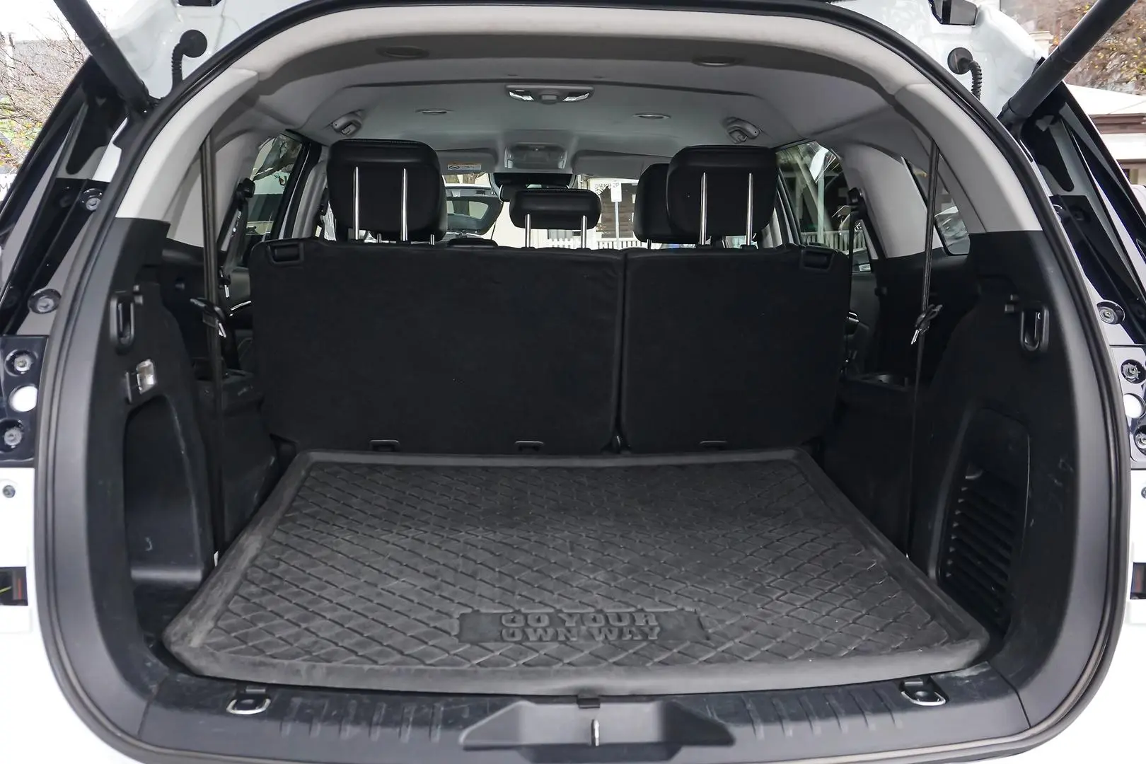 2022 Isuzu MU-X Gallery Image 9