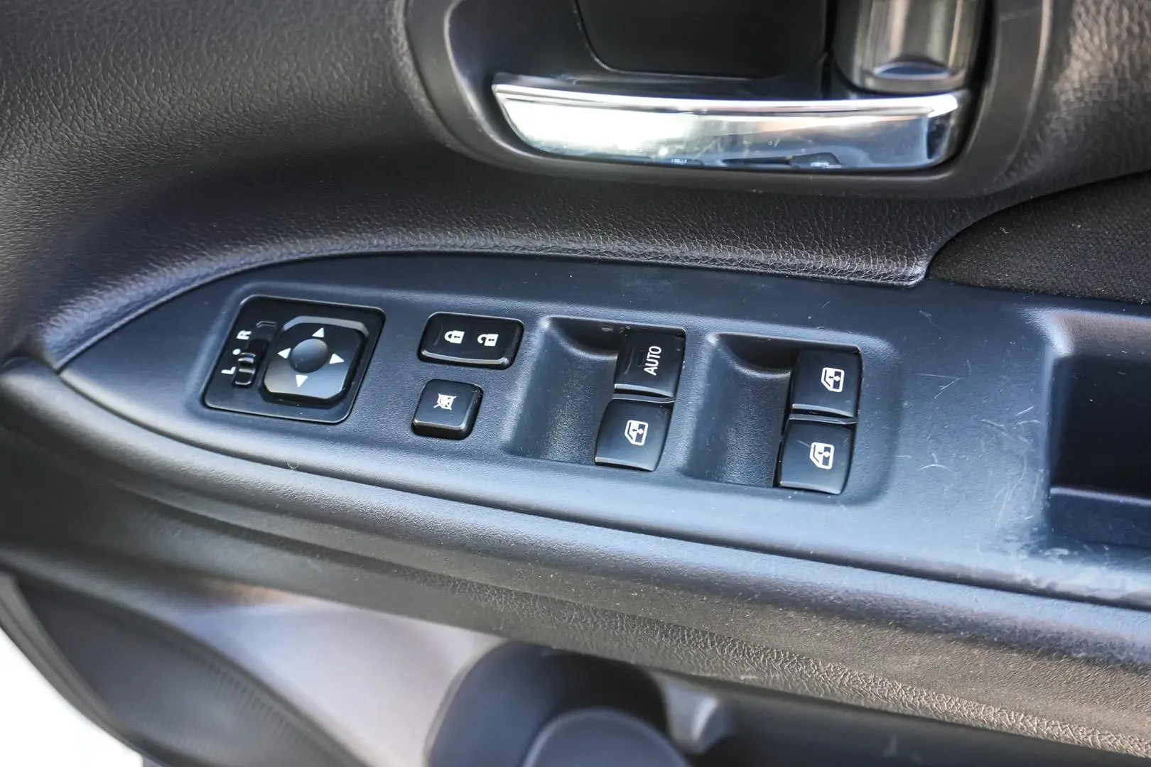 2016 Mitsubishi Outlander Gallery Image 18