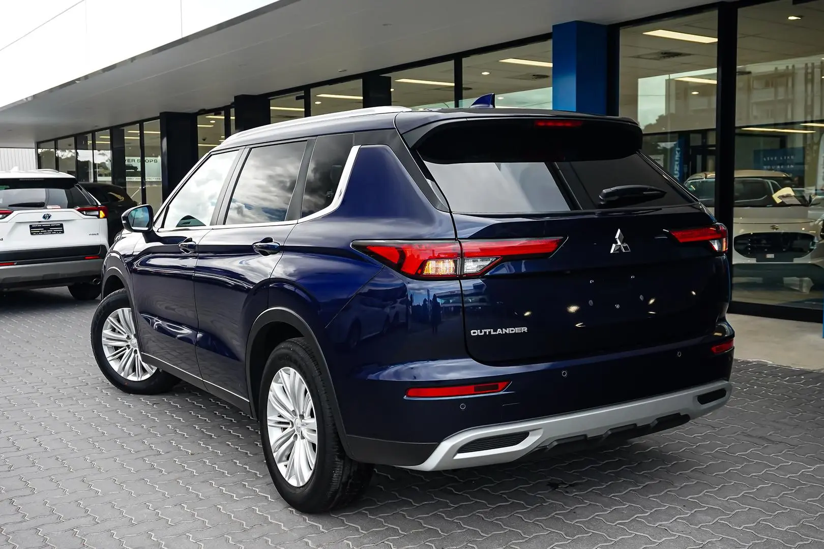 2023 Mitsubishi Outlander Gallery Image 3