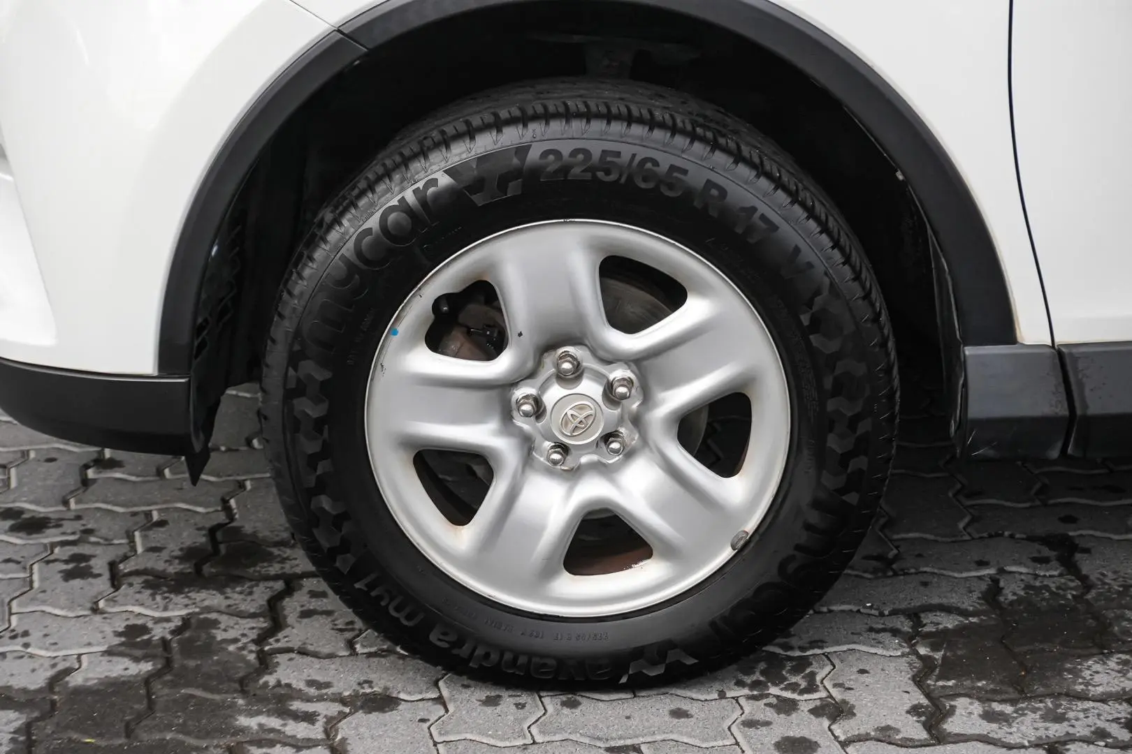 2017 Toyota RAV4 Gallery Image 13