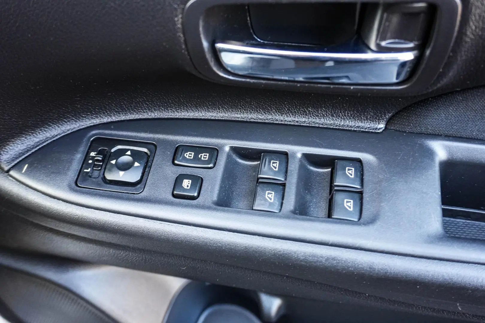 2019 Mitsubishi Outlander Gallery Image 16