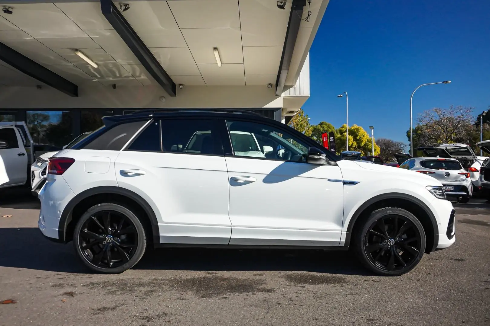 2023 Volkswagen T-Roc Gallery Image 4