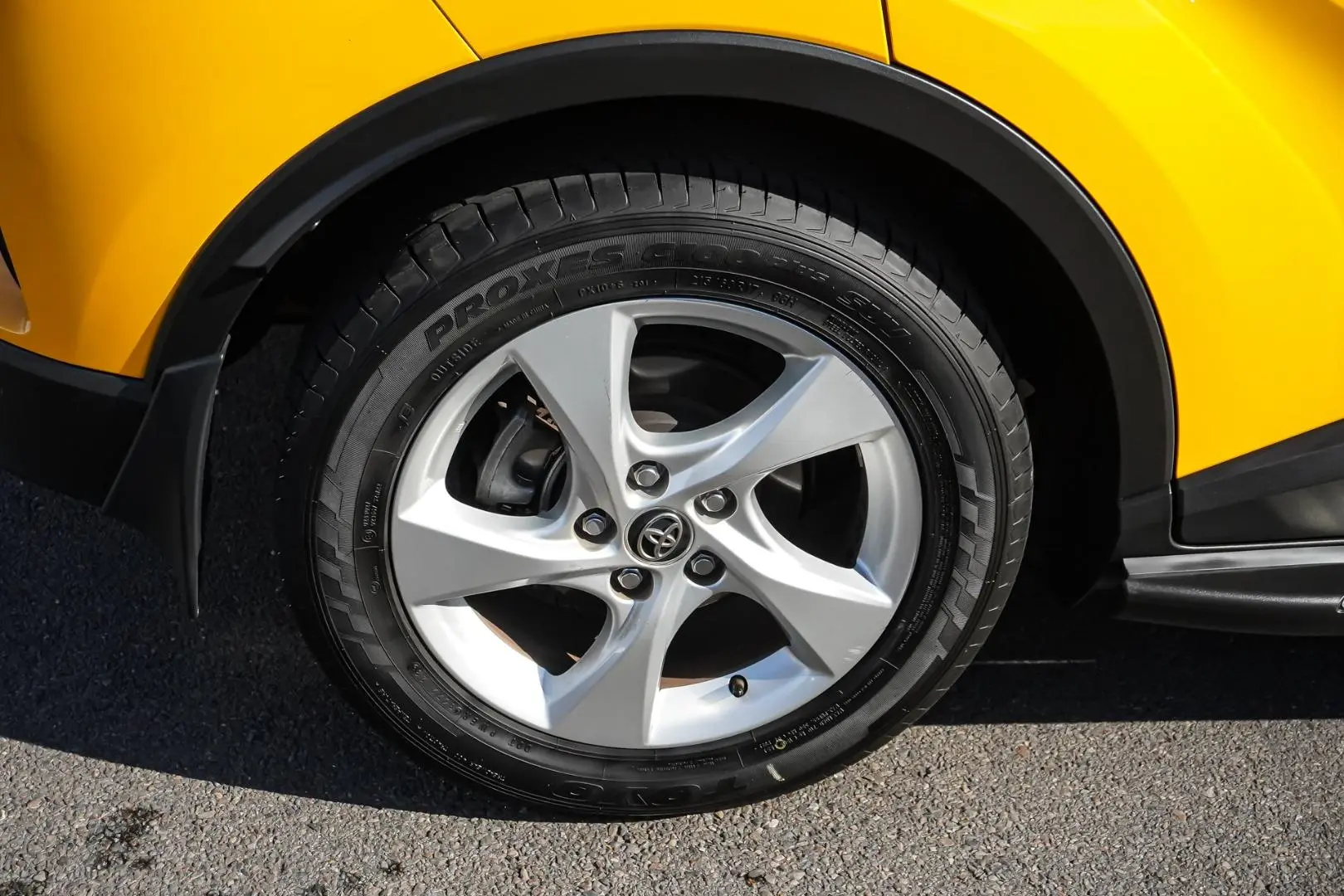 2018 Toyota C-HR Gallery Image 17