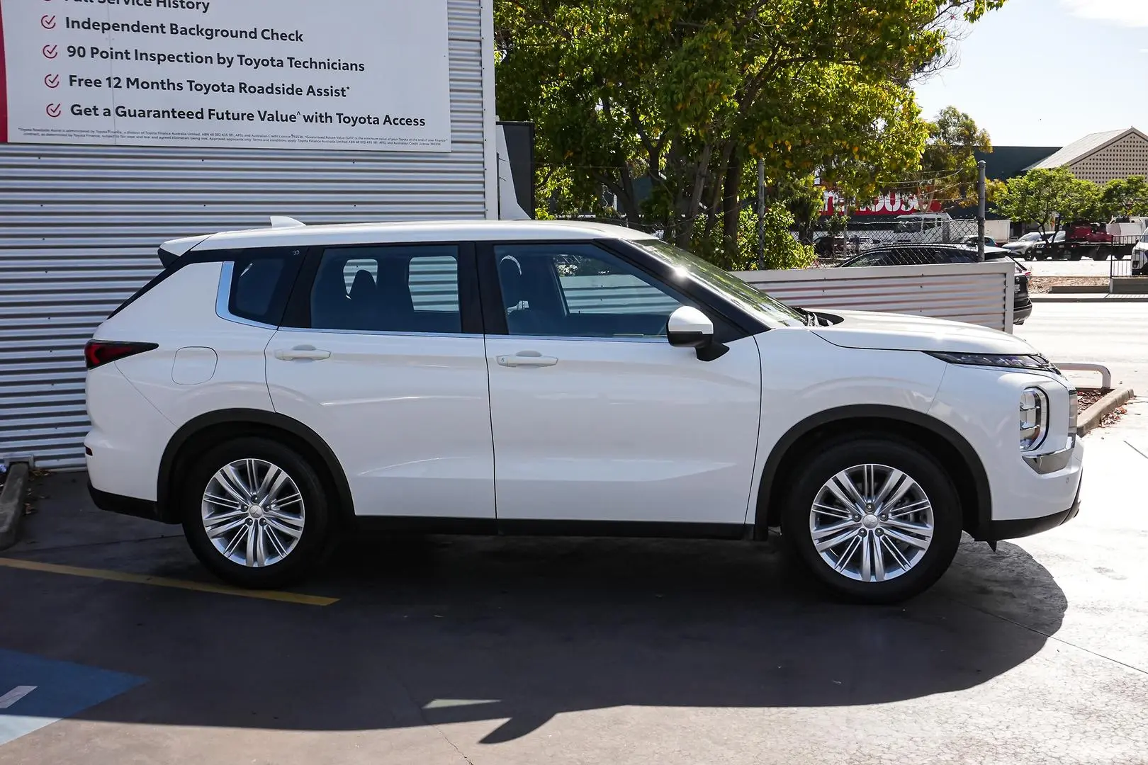 2022 Mitsubishi Outlander Gallery Image 4