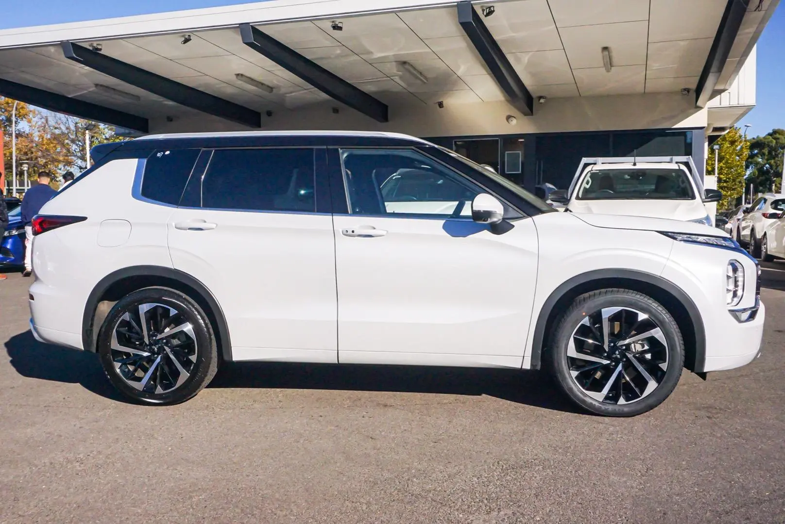 2022 Mitsubishi Outlander Gallery Image 3