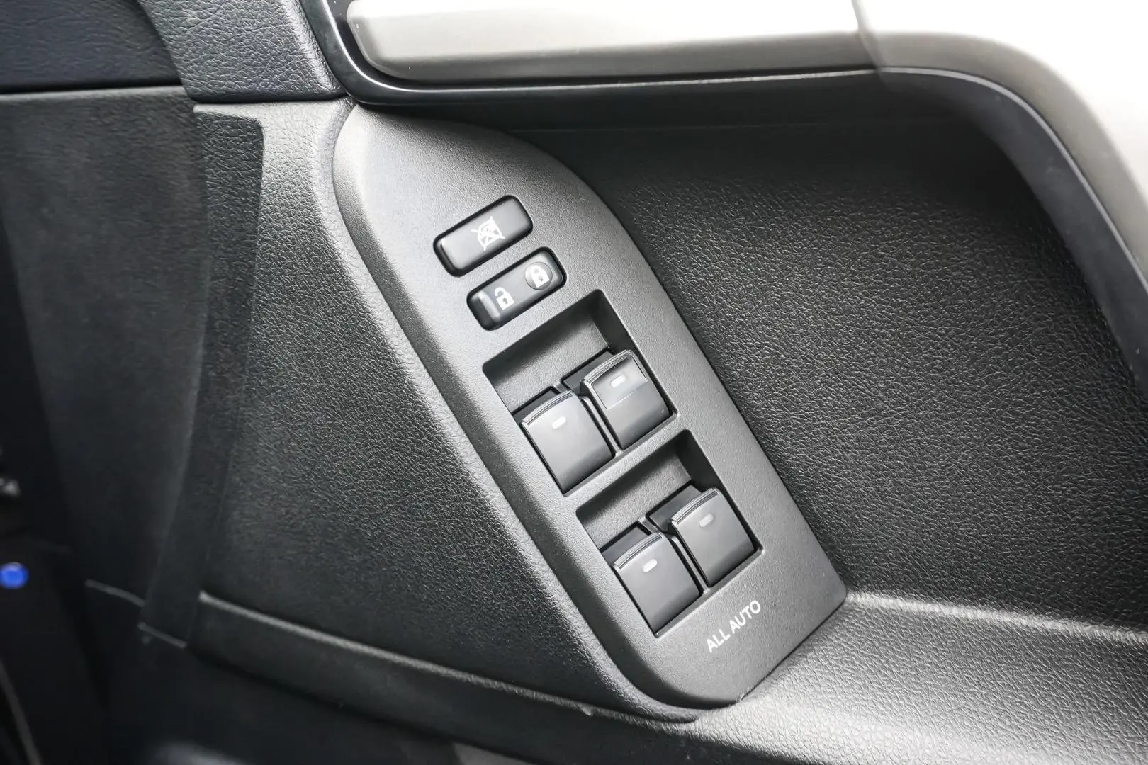 2018 Toyota Landcruiser Prado Gallery Image 16