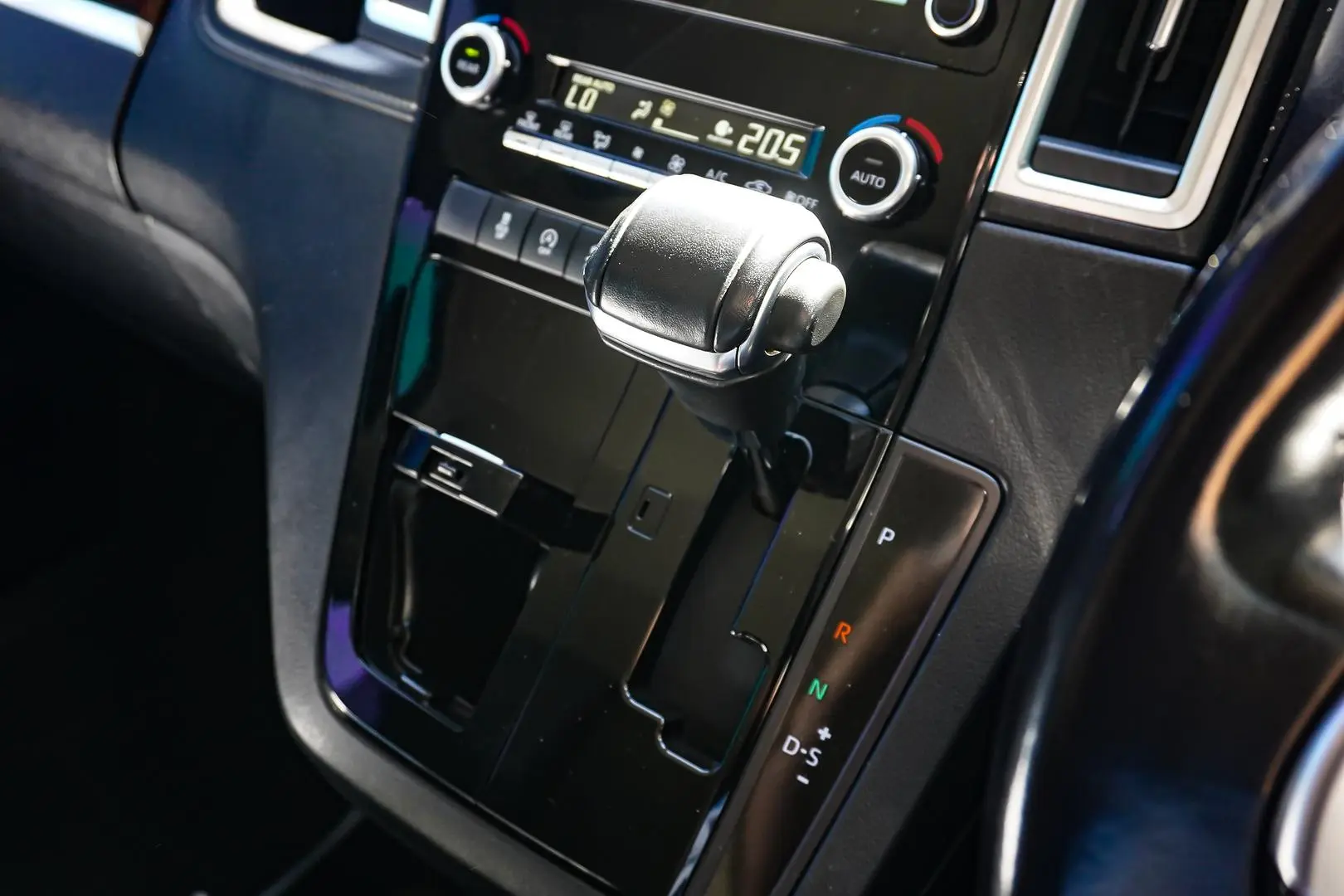 2019 Toyota Granvia Gallery Image 23