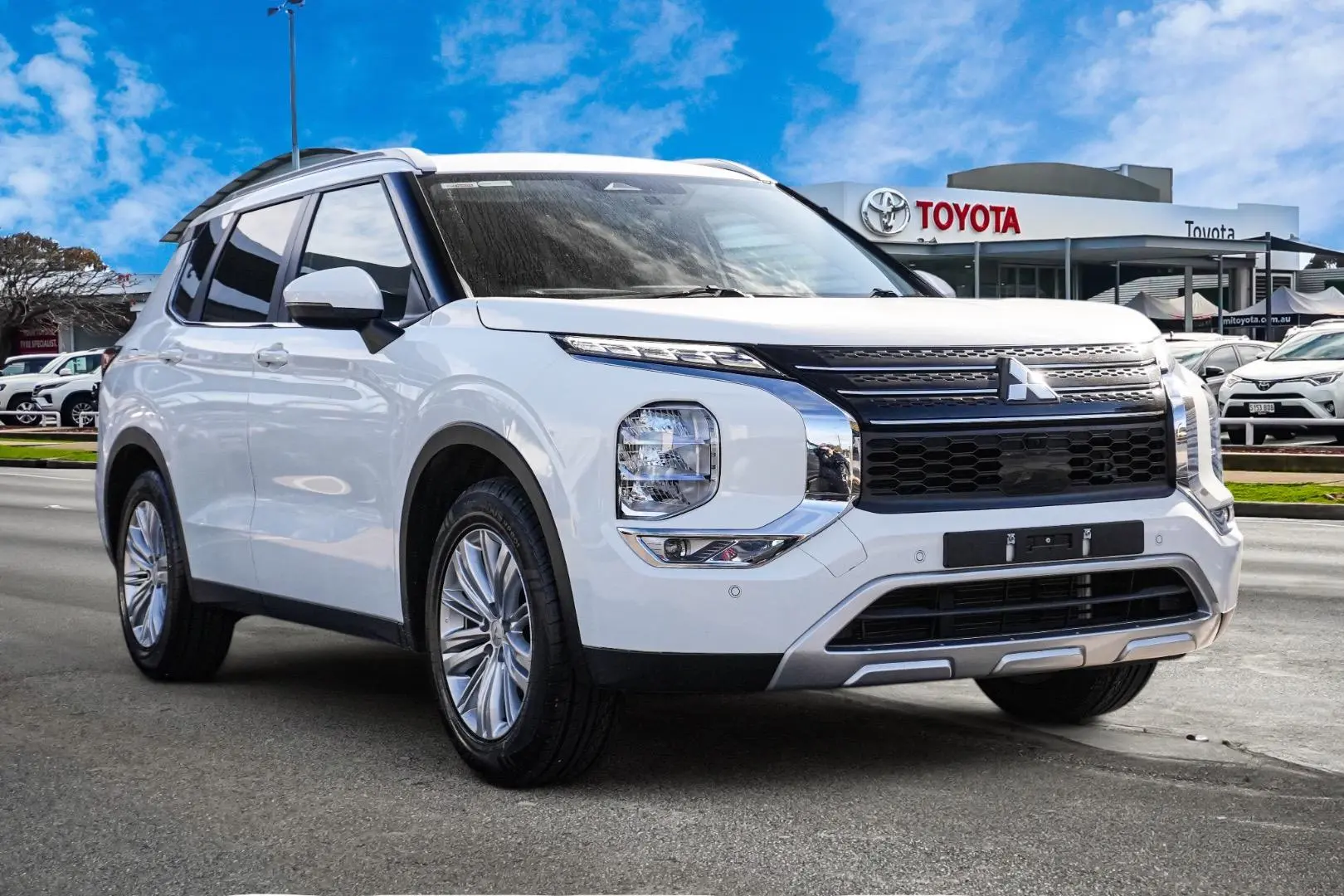 2024 Mitsubishi Outlander Gallery Image 1
