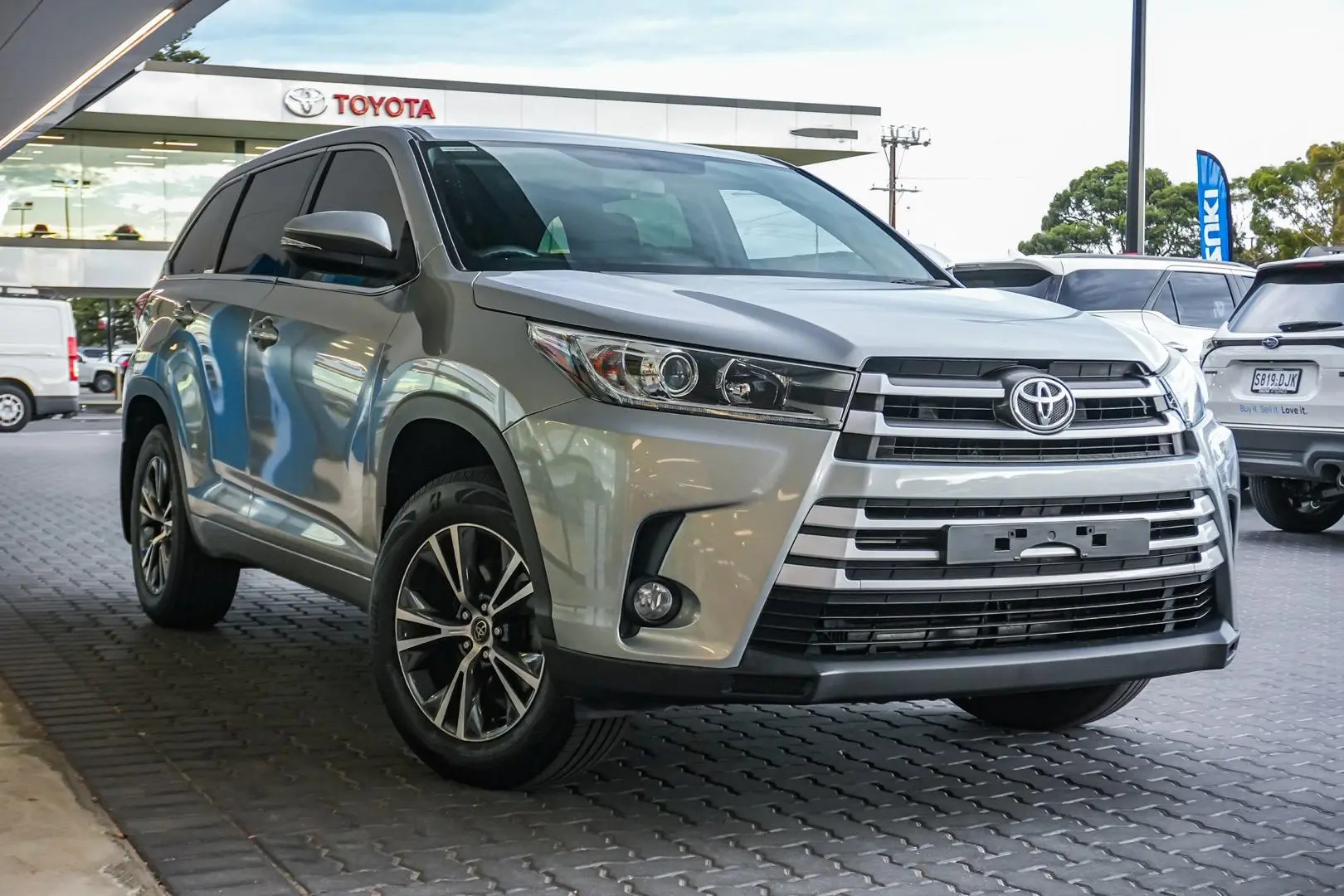 2016 Toyota Kluger Gallery Image 2