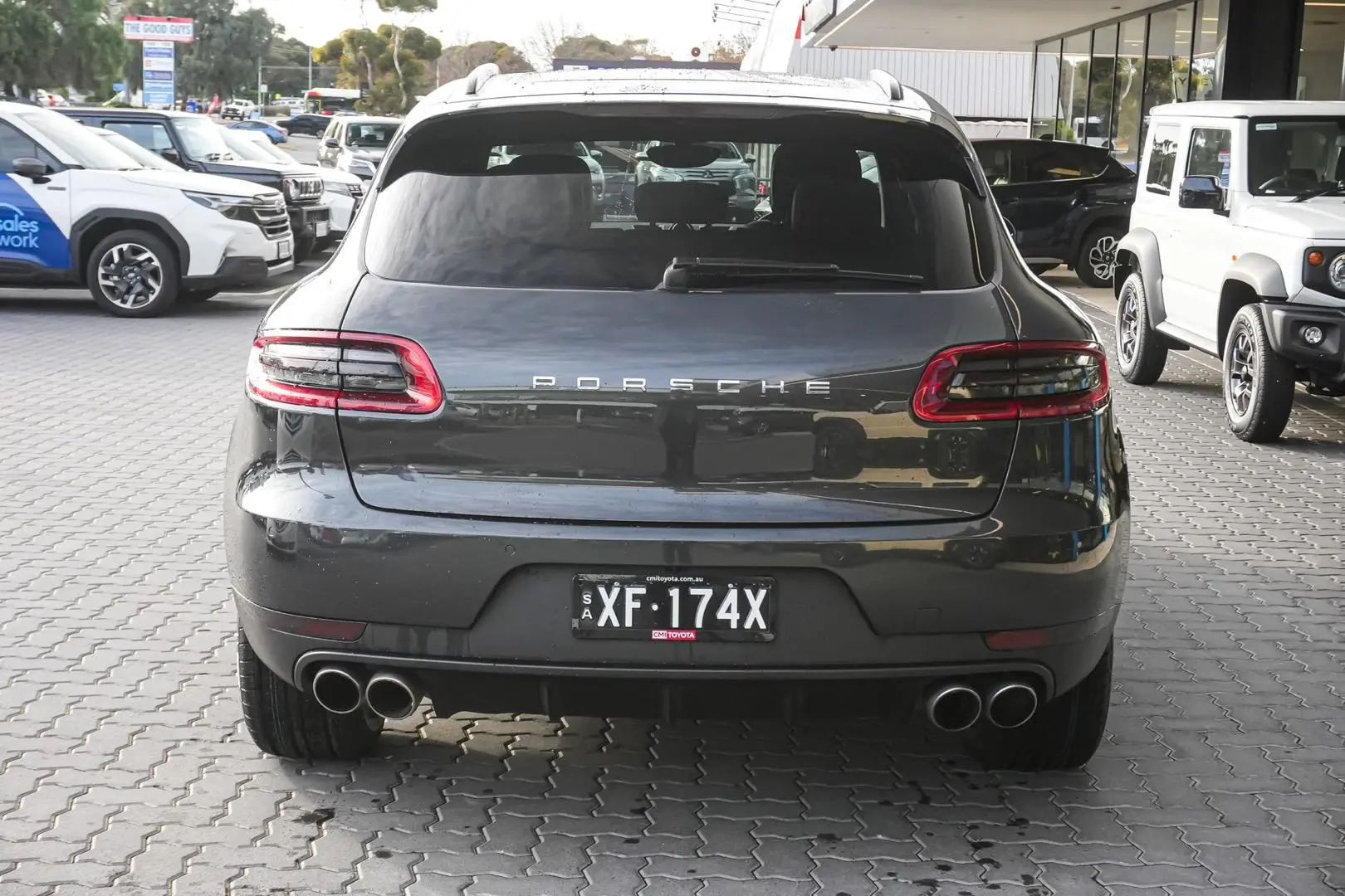 2018 Porsche Macan Gallery Image 6