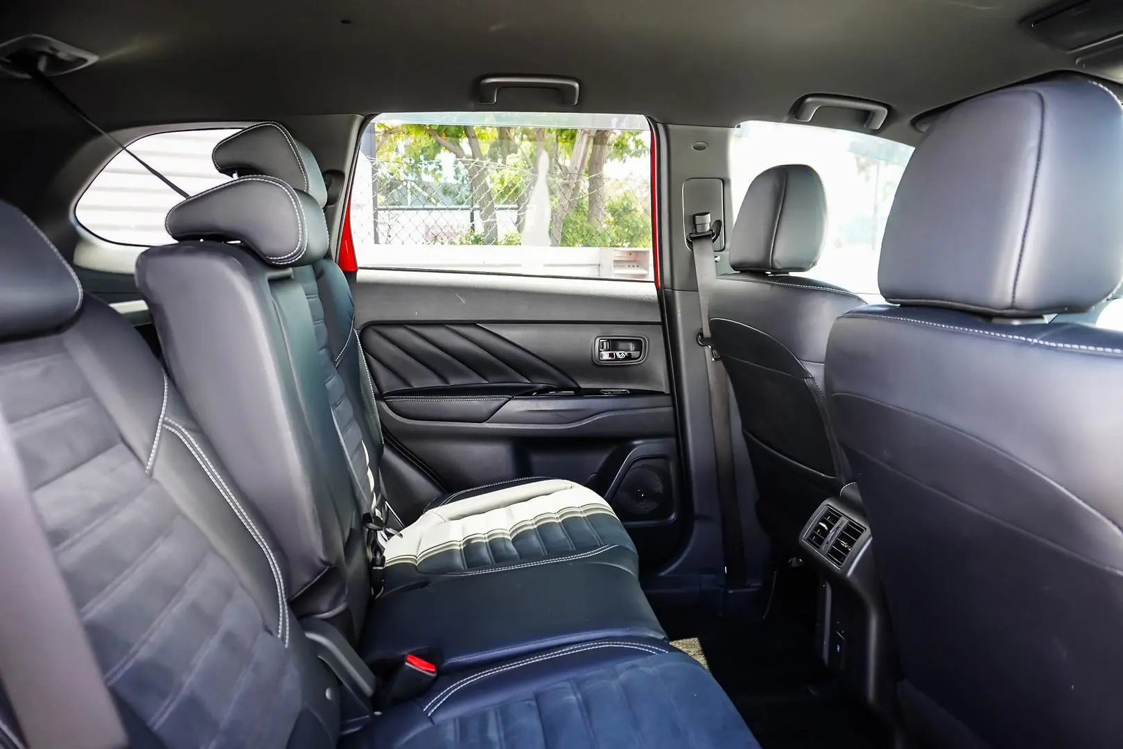 2021 Mitsubishi Outlander Gallery Image 8