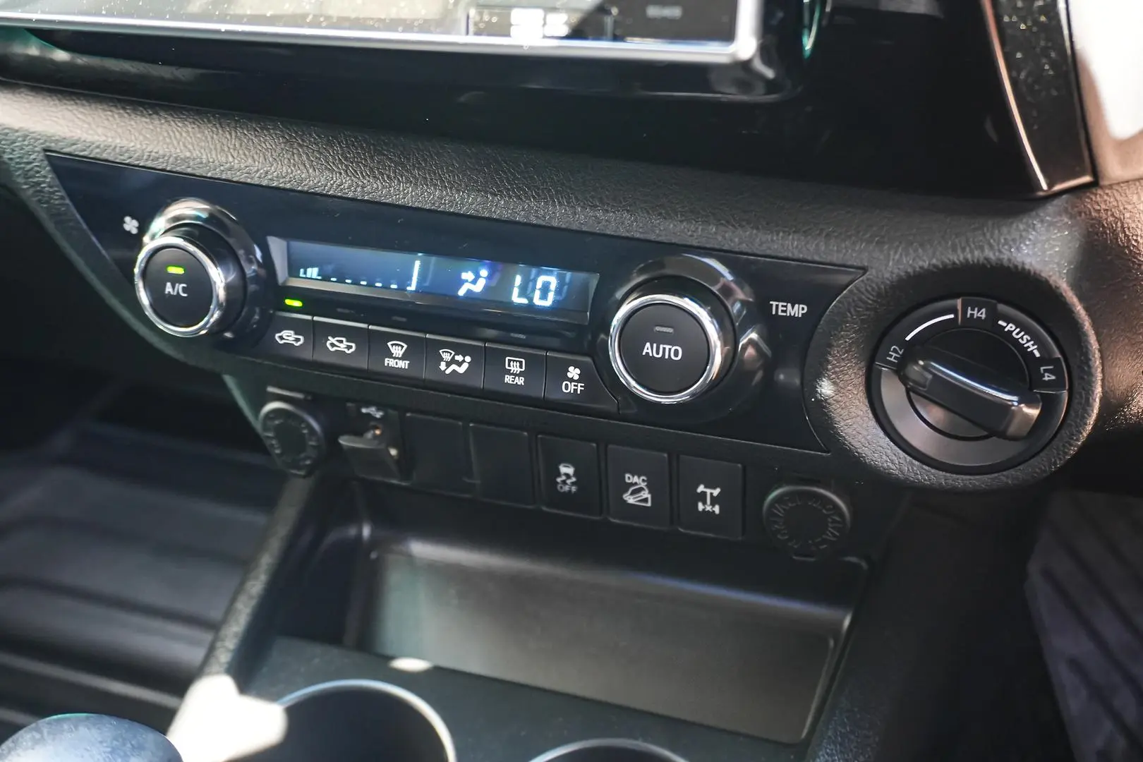 2016 Toyota Hilux Gallery Image 22