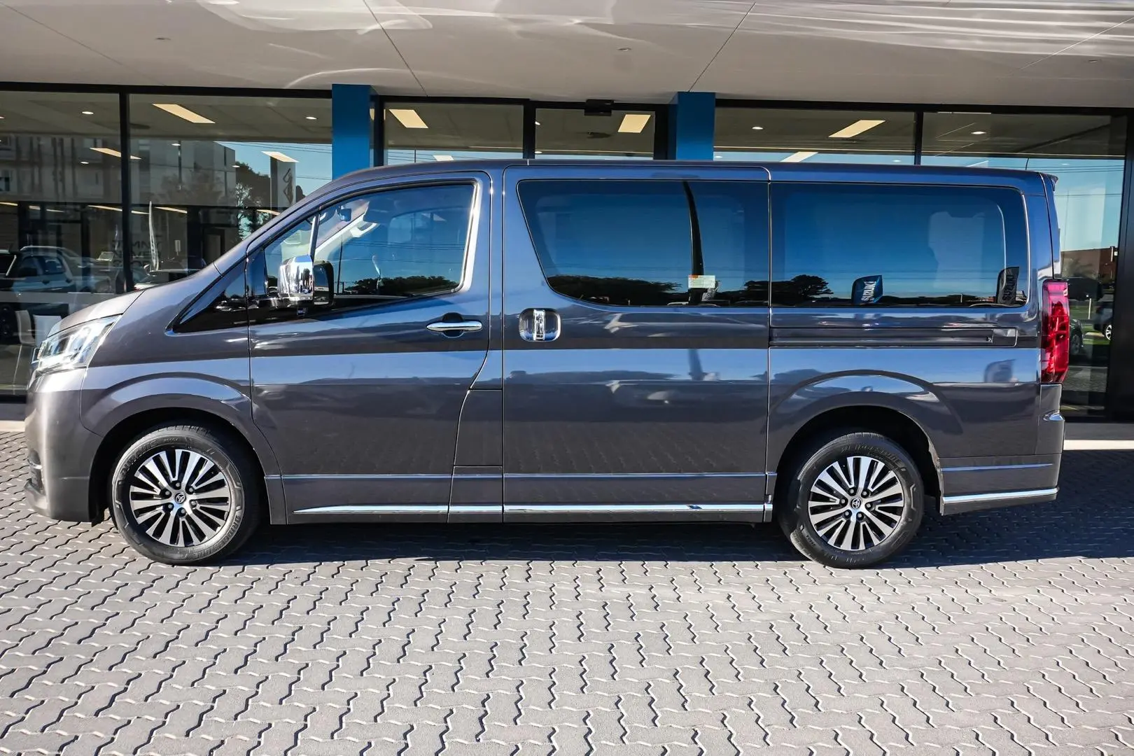 2019 Toyota Granvia Gallery Image 4