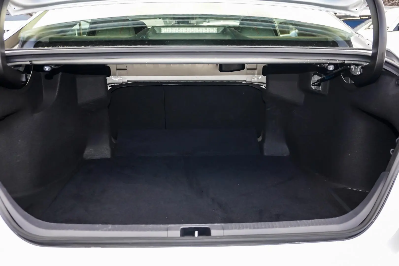 2019 Toyota Camry Gallery Image 9