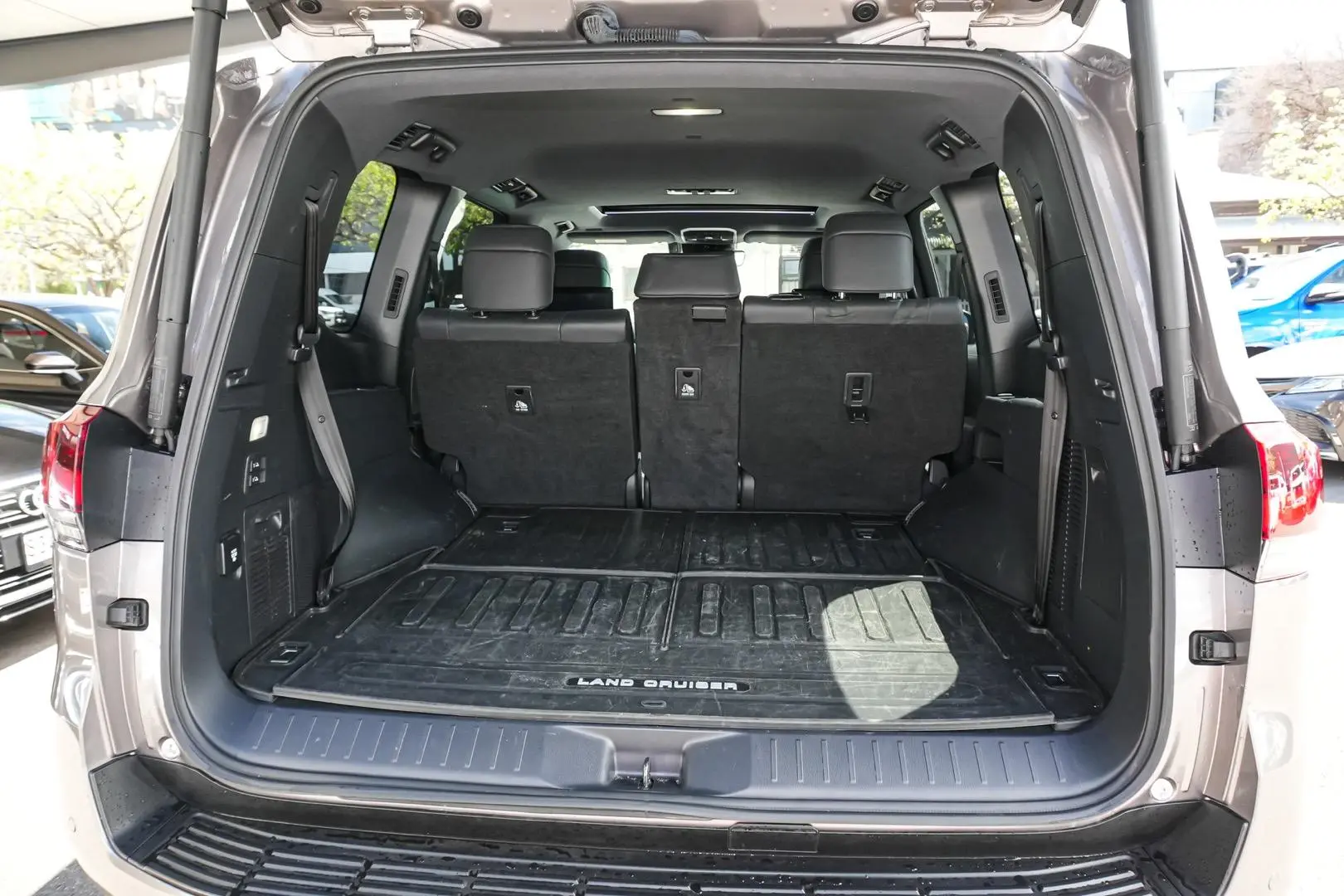 2022 Toyota Landcruiser Gallery Image 11
