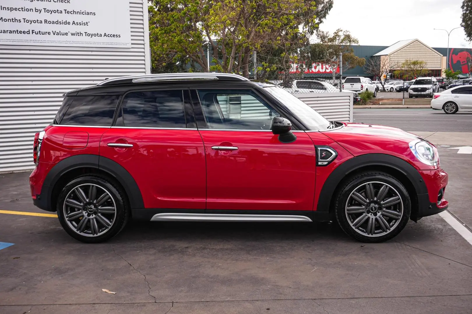 2017 MINI Countryman Gallery Image 4