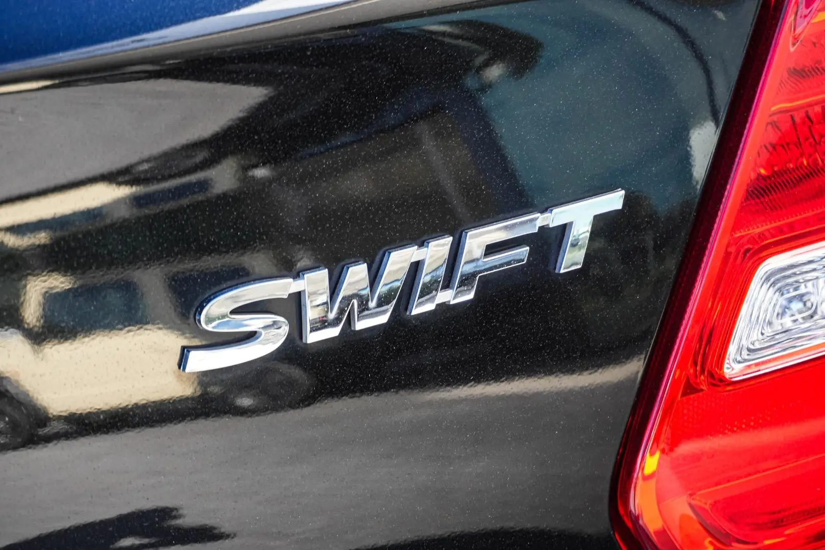 2020 Suzuki Swift Gallery Image 15
