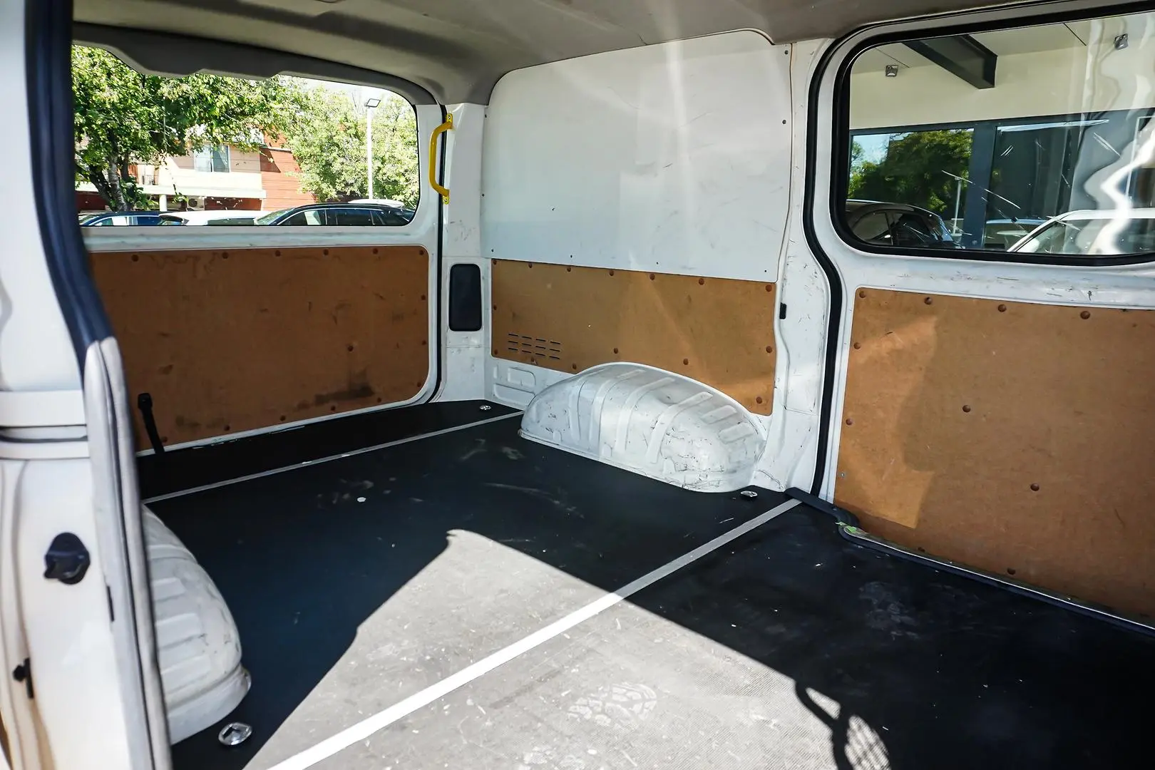 2020 Toyota Hiace Gallery Image 7