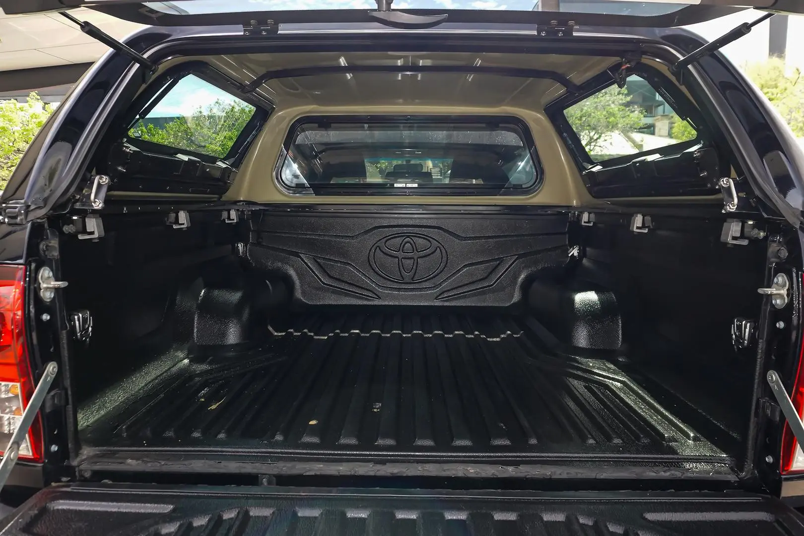 2016 Toyota Hilux Gallery Image 9