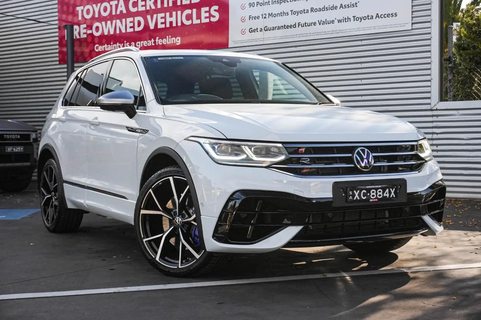 2022 Volkswagen Tiguan Gallery Image 2