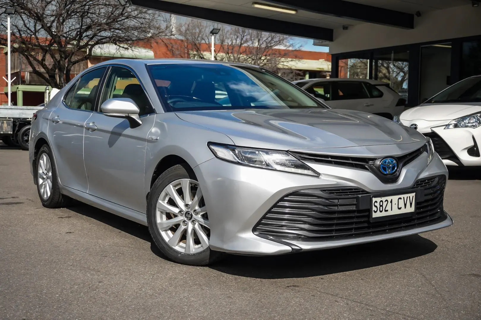 2019 Toyota Camry Gallery Image 2