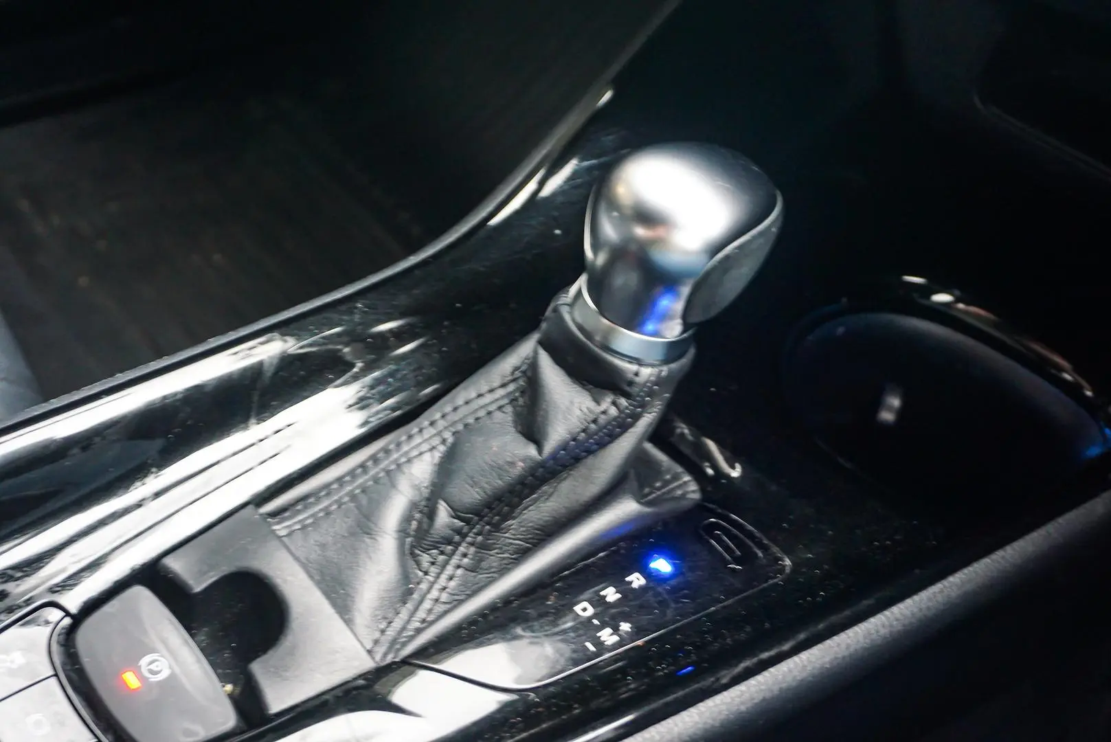2018 Toyota C-HR Gallery Image 18