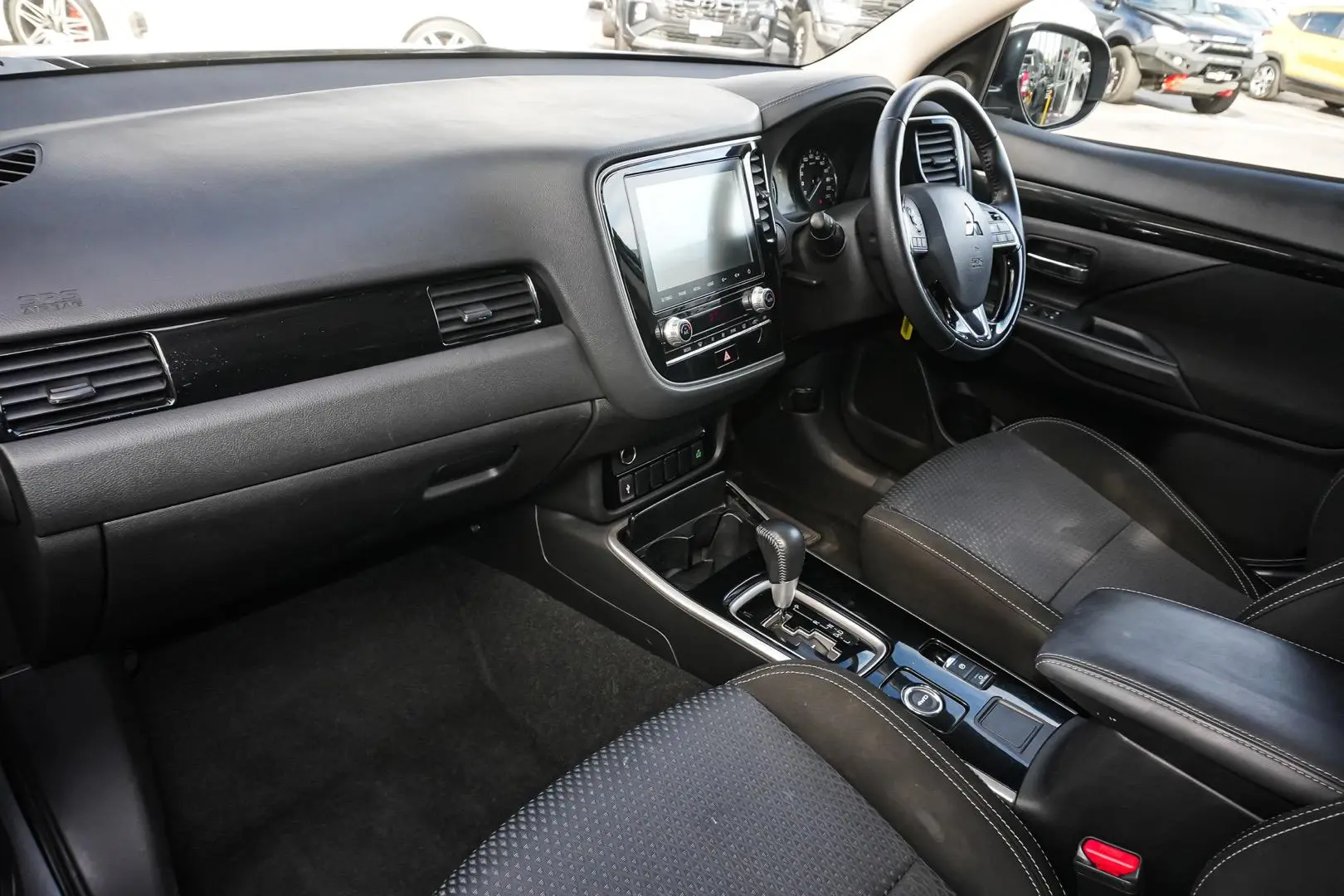 2021 Mitsubishi Outlander Gallery Image 11