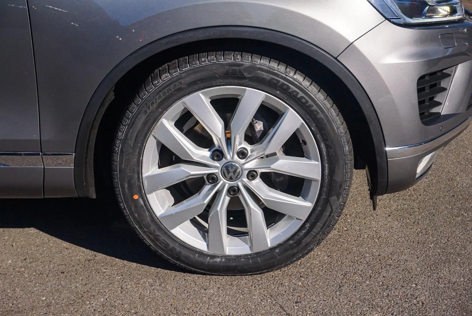 2017 Volkswagen Touareg Gallery Image 12