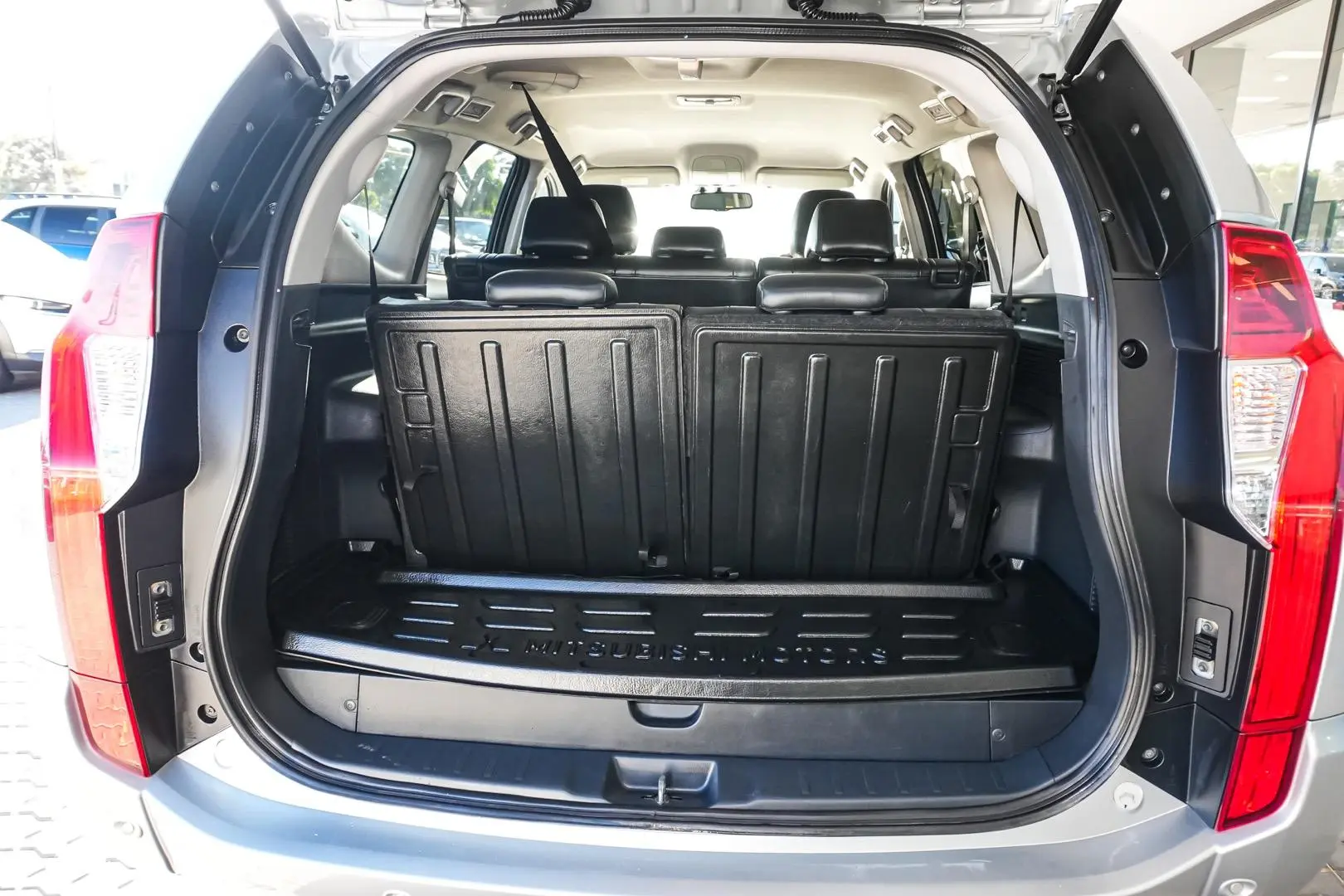 2018 Mitsubishi Pajero Sport Gallery Image 11