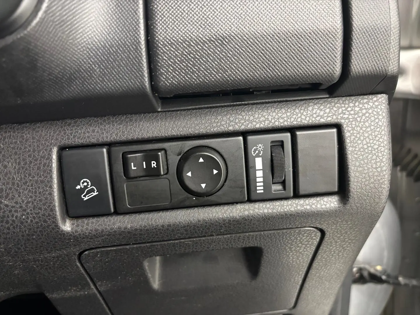 2017 Isuzu D-MAX Gallery Image 27