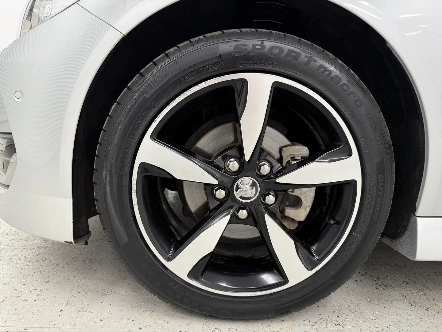 2017 Holden Commodore Gallery Image 9