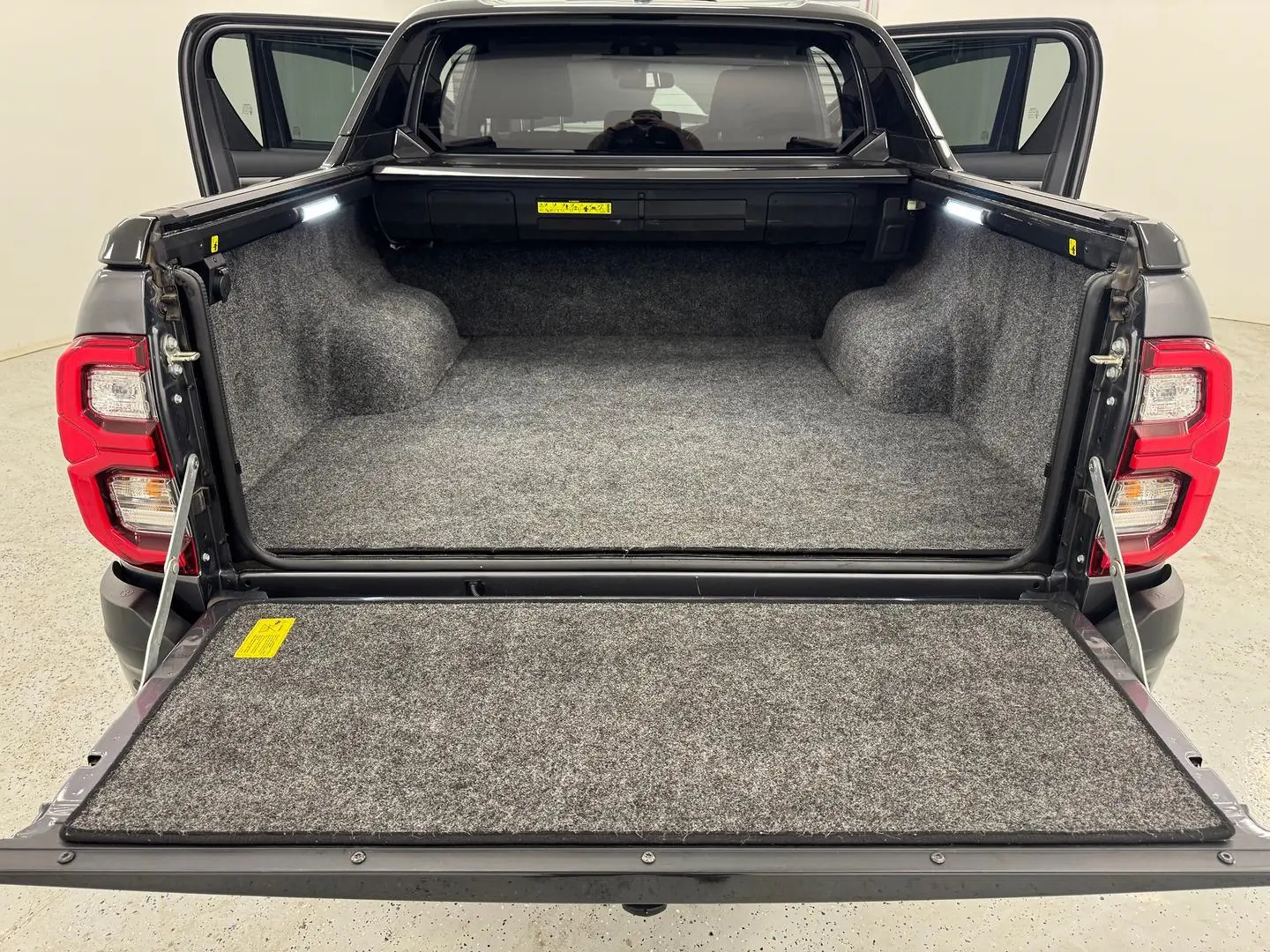 2023 Toyota Hilux Gallery Image 10