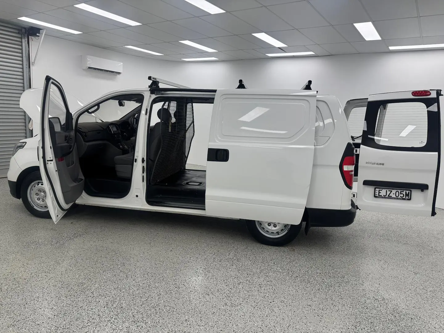 2020 Hyundai iLoad Gallery Image 12