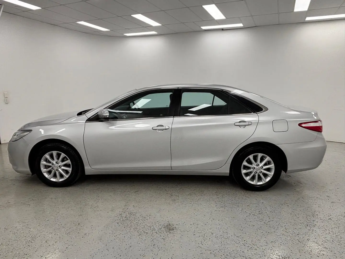 2016 Toyota Camry Gallery Image 6