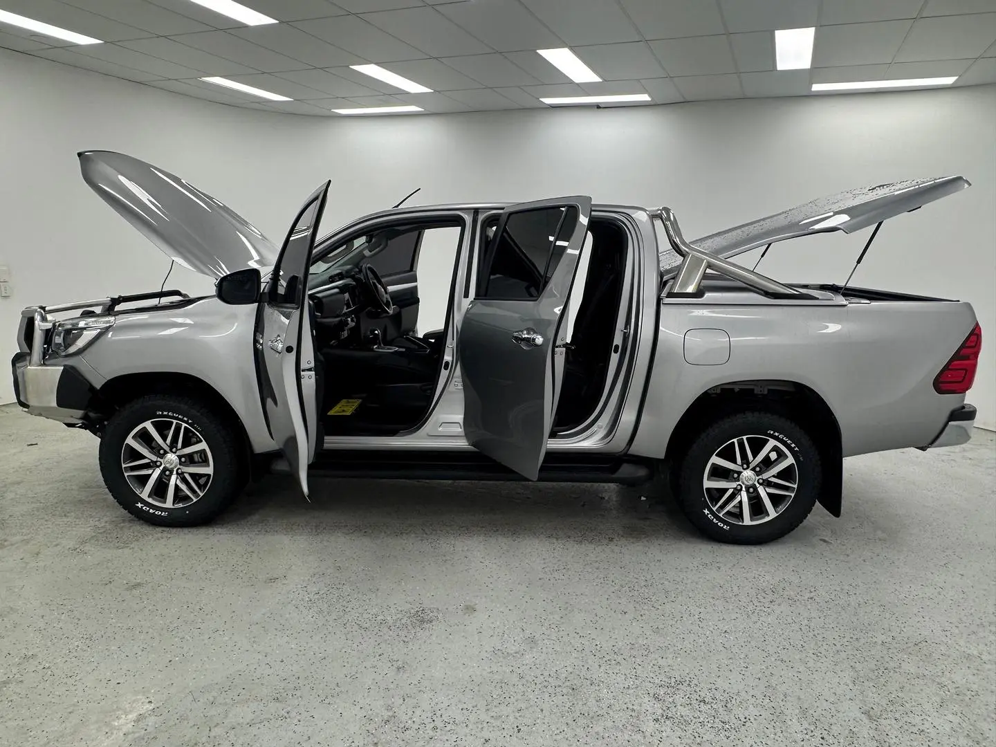 2020 Toyota Hilux Gallery Image 11