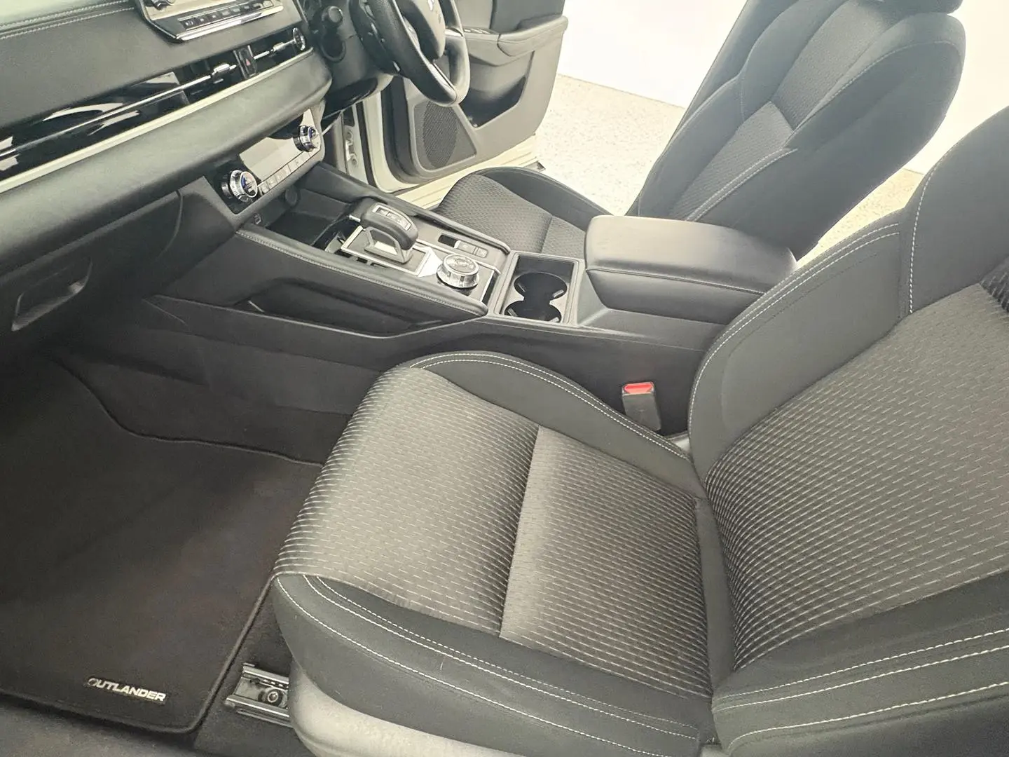 2022 Mitsubishi Outlander Gallery Image 21