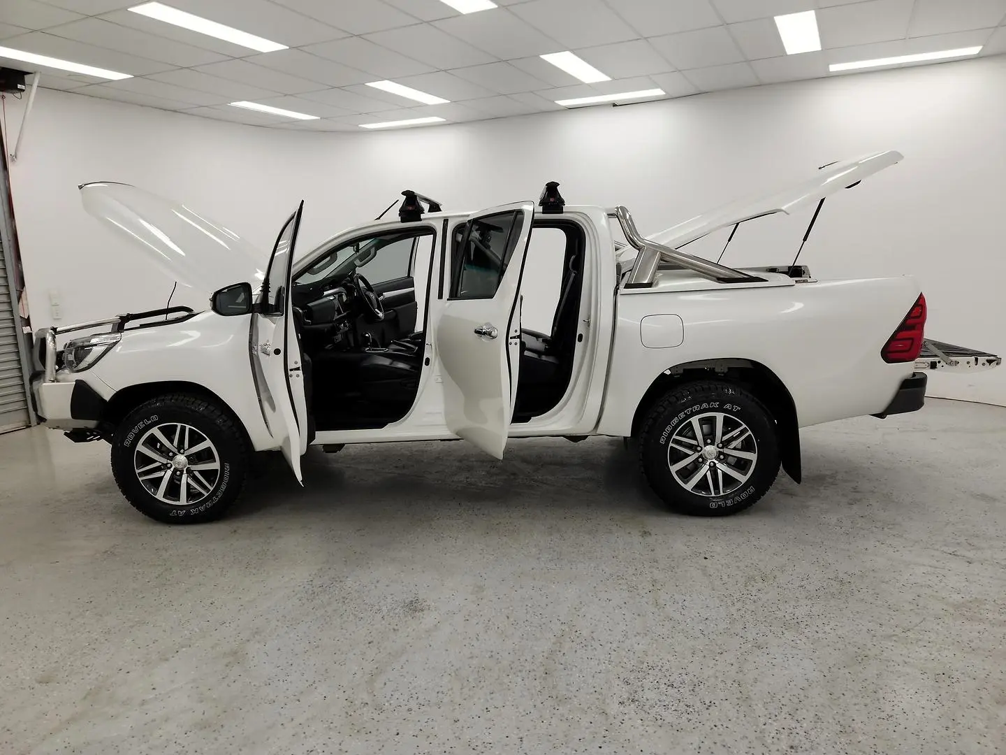2017 Toyota Hilux Gallery Image 13
