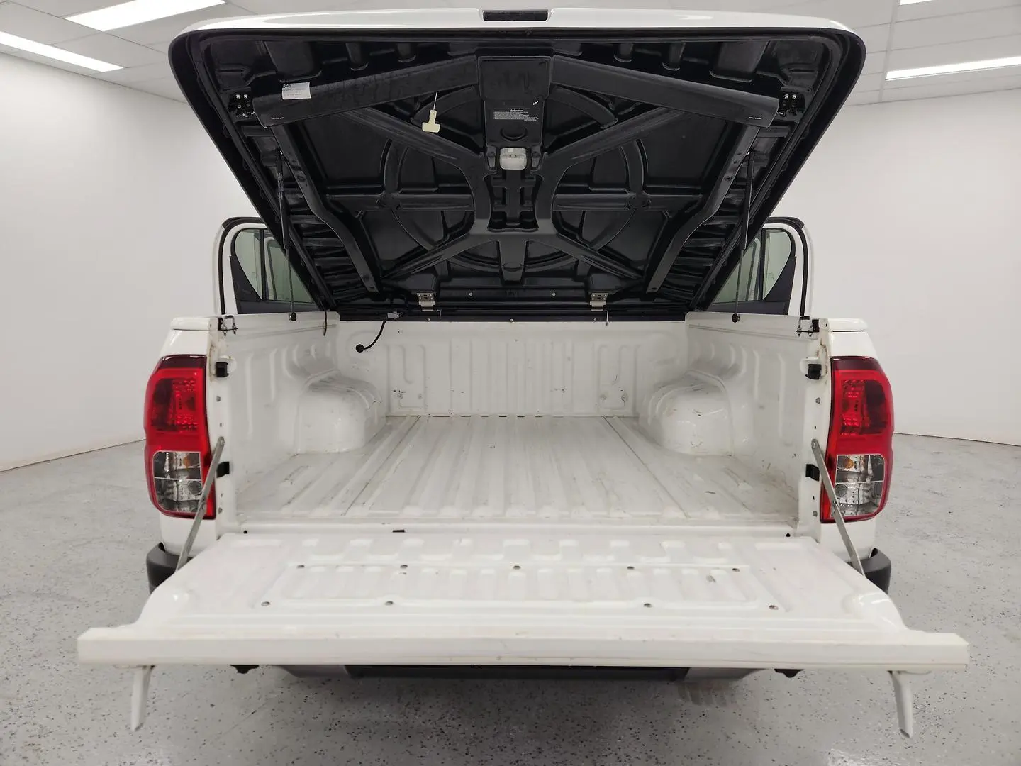 2021 Toyota Hilux Gallery Image 11